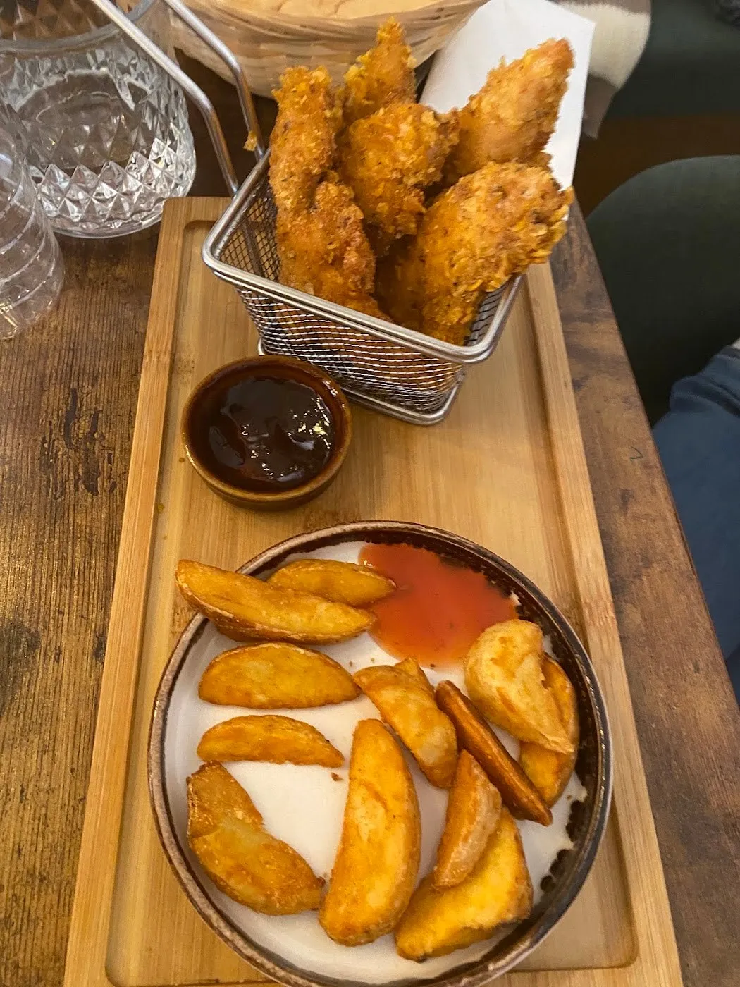 Finger de pollo con patatas gajo