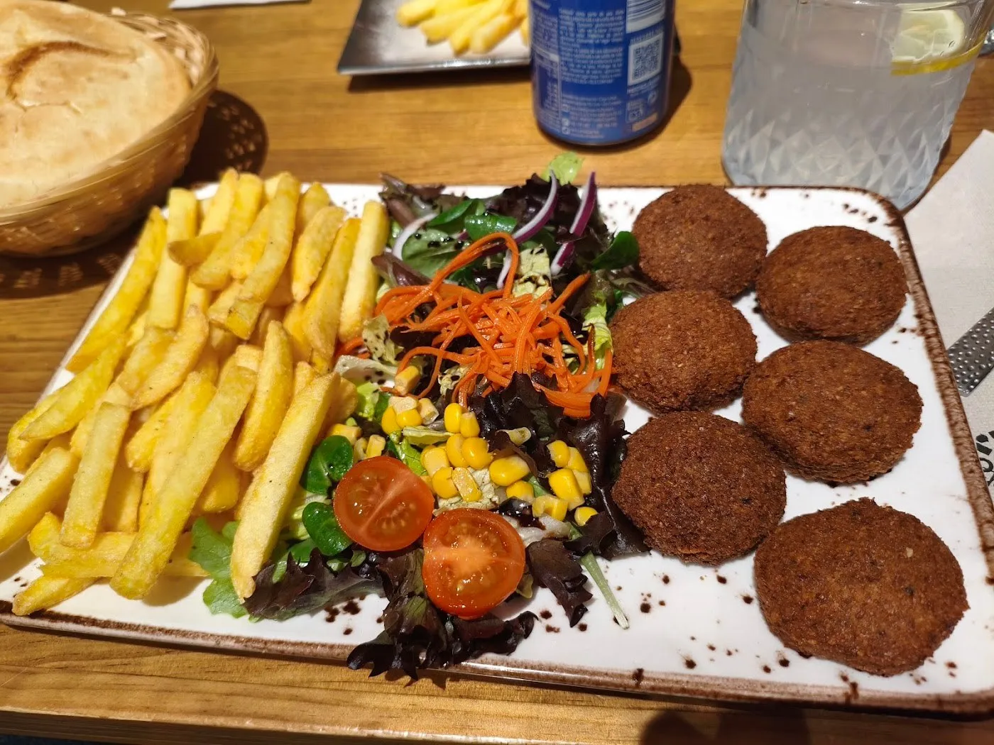 Plato falafel con patatas fritas y ensalada