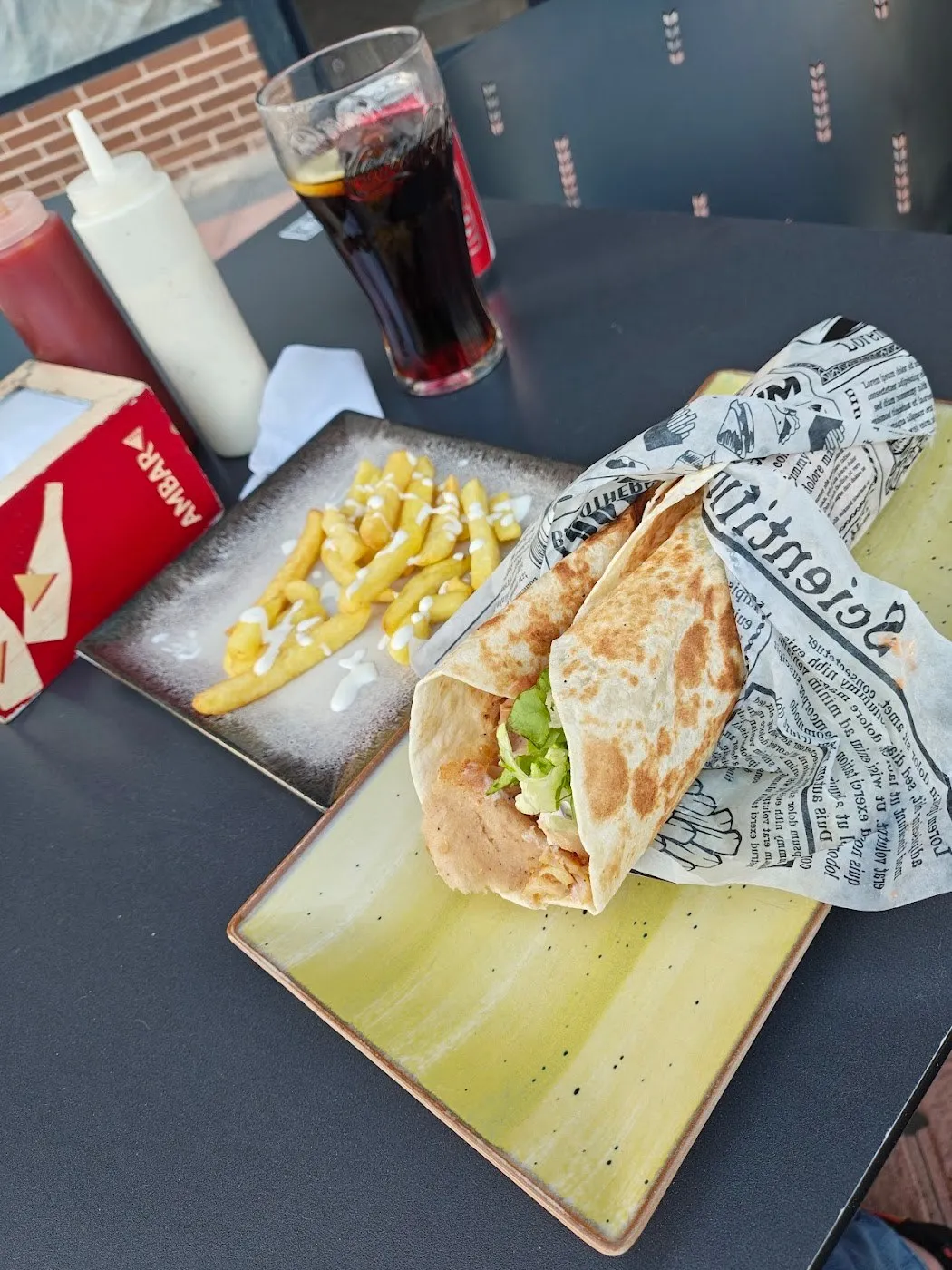 Durum envuelto en papel con patatas fritas