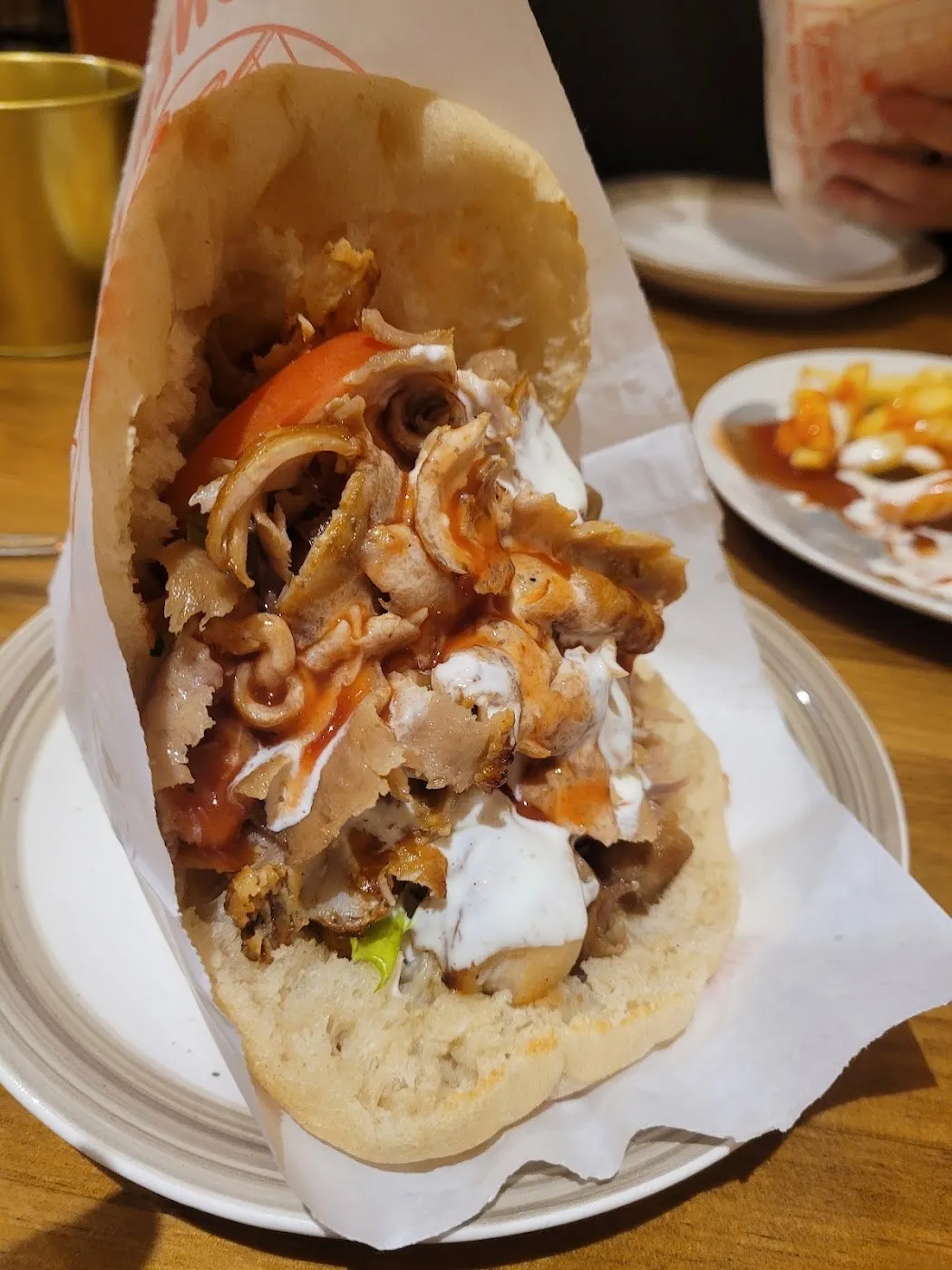 Kebab en pan de pita con carne, salsa blanca y salsa picante