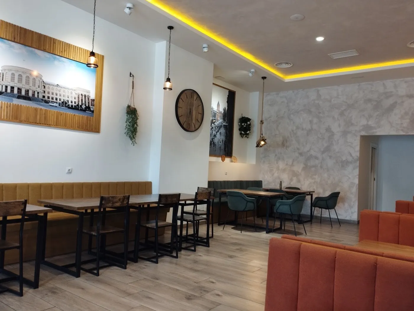 Comedor con bancos tapizados y mesas de madera