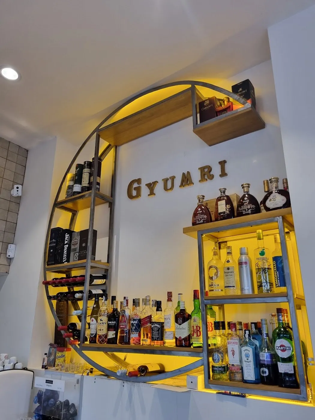 Estantería redonda de la barra con el nombre Gyumri en letras de madera
