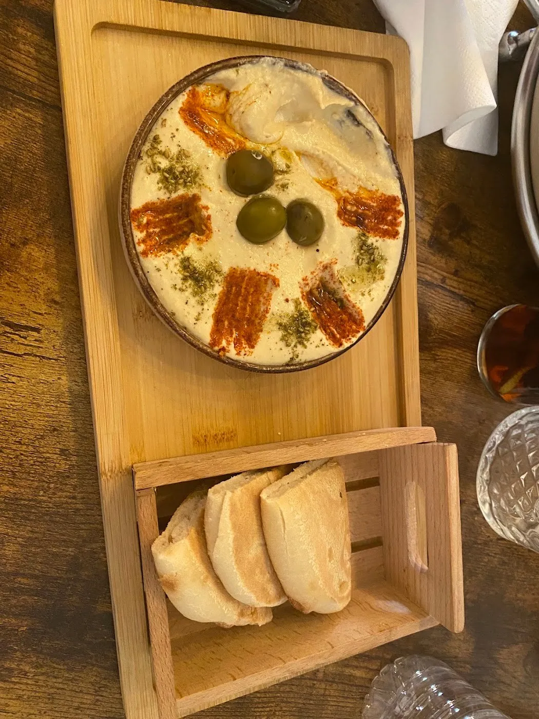 Humus con aceitunas y pan